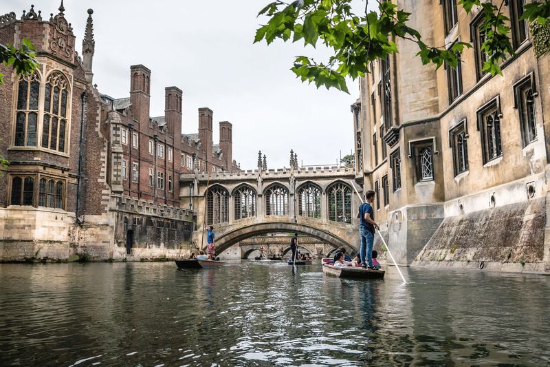 A punt passing under the Bridge of Sighs at St John’s College