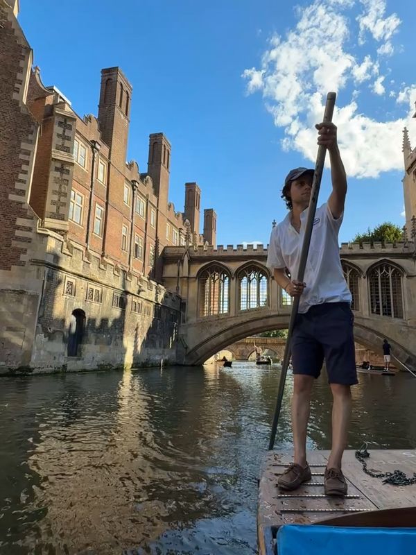 A student punting towards the Bridge of Sighs