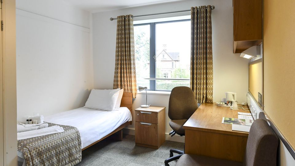 A single en-suite room at Selwyn College
